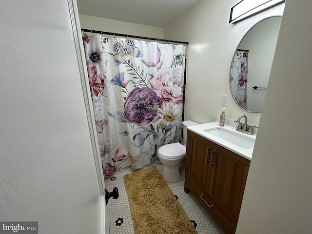 full bath featuring a shower with curtain, vanity, and toilet