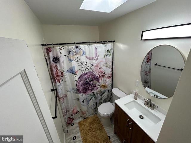 full bath with toilet, a skylight, vanity, and a shower with curtain