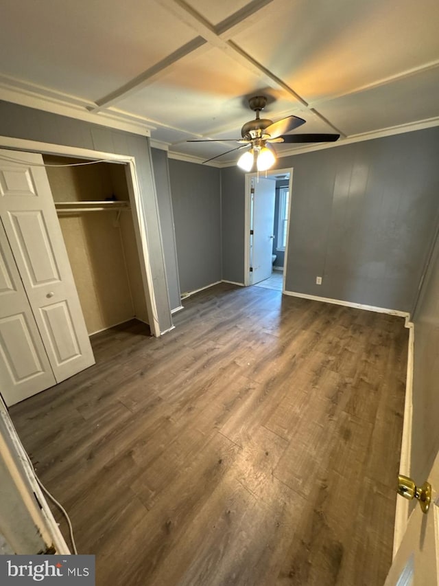 unfurnished bedroom with ceiling fan, ornamental molding, dark wood-style flooring, and baseboards