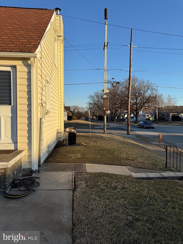 view of yard featuring cooling unit