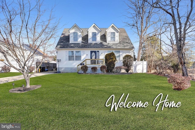 new england style home featuring fence and a front yard