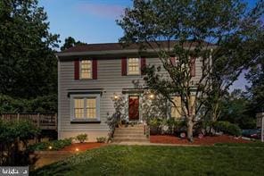 view of front of property featuring a front yard