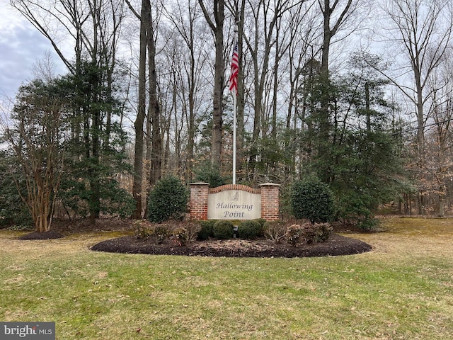 community / neighborhood sign featuring a yard