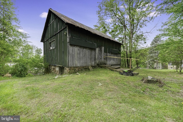 view of barn with a yard