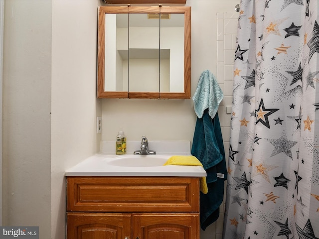 full bath with visible vents, a shower with curtain, and vanity