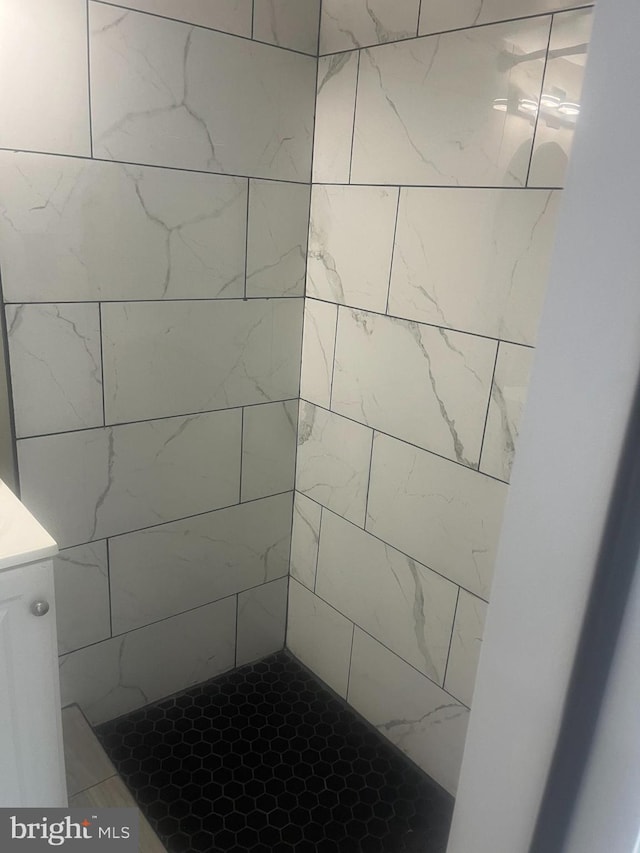 full bathroom featuring a tile shower