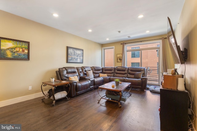 living area featuring recessed lighting, baseboards, and dark wood-style flooring