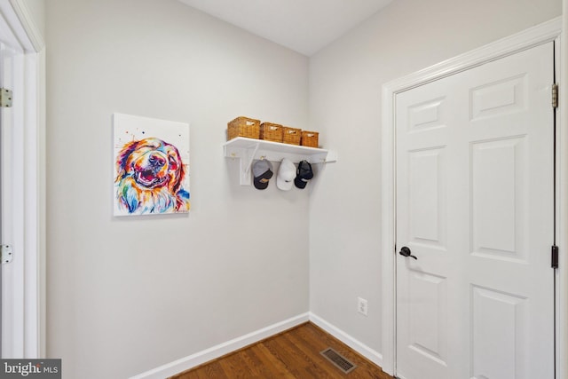 mudroom featuring dark wood-style floors, visible vents, and baseboards