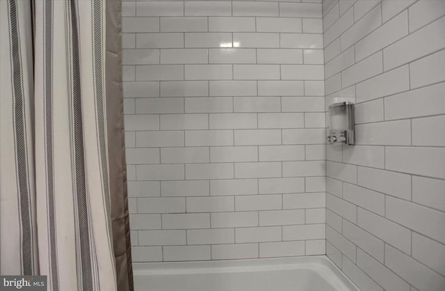 full bath with shower / tub combo with curtain