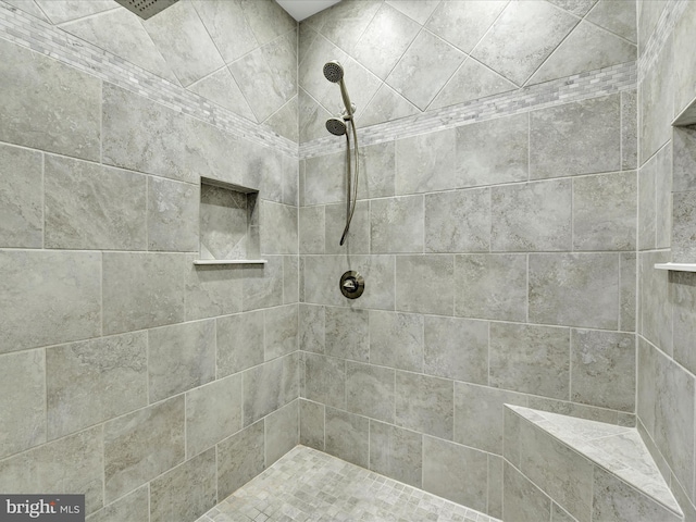 bathroom featuring a tile shower