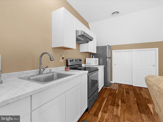 kitchen featuring under cabinet range hood, stainless steel appliances, a sink, visible vents, and white cabinets