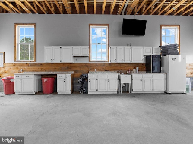 garage featuring freestanding refrigerator