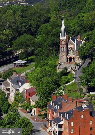 birds eye view of property featuring a view of trees