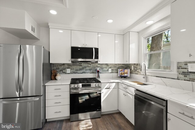 kitchen with white cabinets, a sink, stainless steel appliances, backsplash, and visible vents