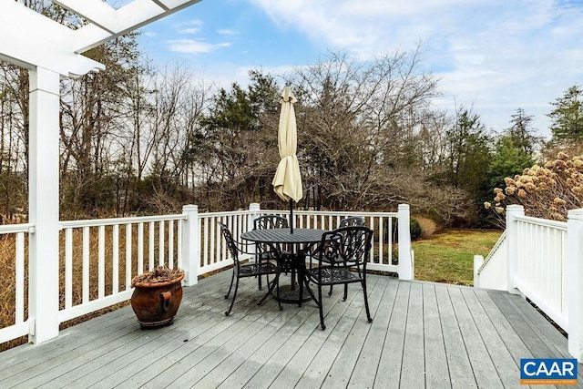 deck with outdoor dining space