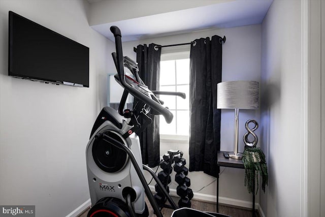 workout room with baseboards