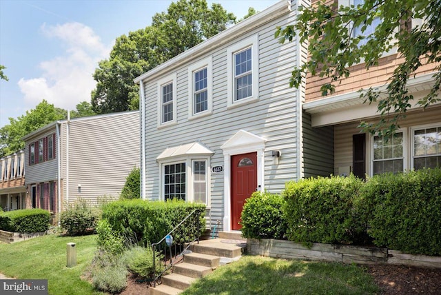 view of front of home featuring entry steps and a front lawn