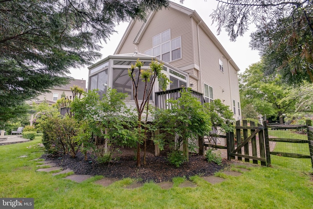 6735 Eckert Ct, Warrenton, VA 20187 - back of property featuring a sunroom