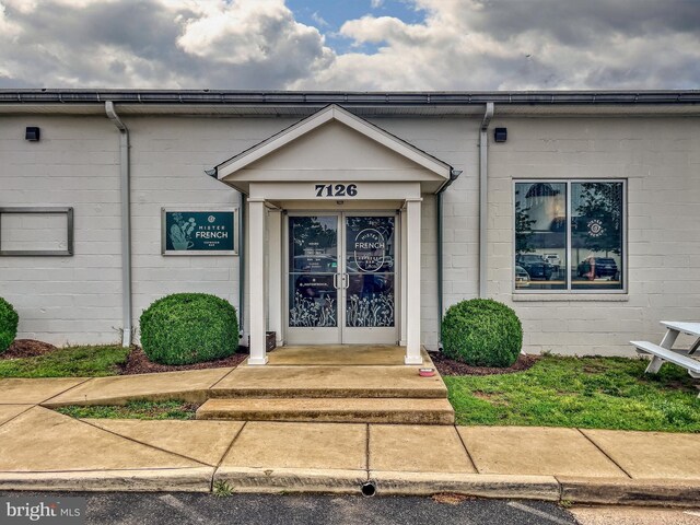 6735 Eckert Ct, Warrenton, VA 20187 - property entrance with concrete block siding