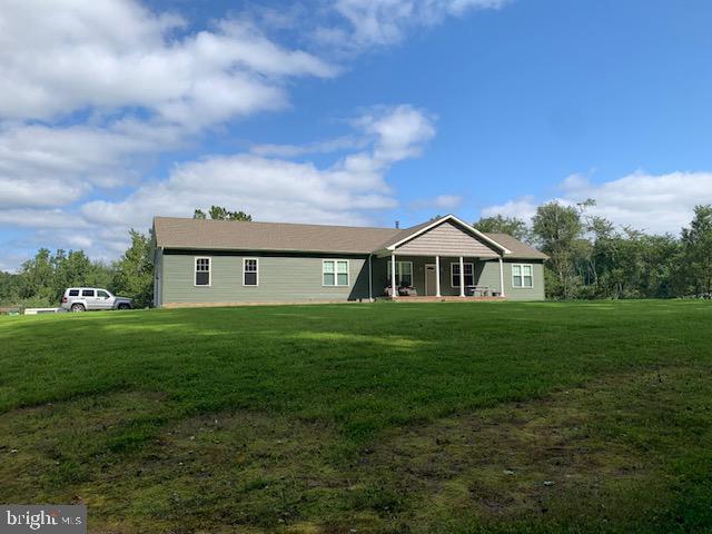 view of front of house featuring a front lawn