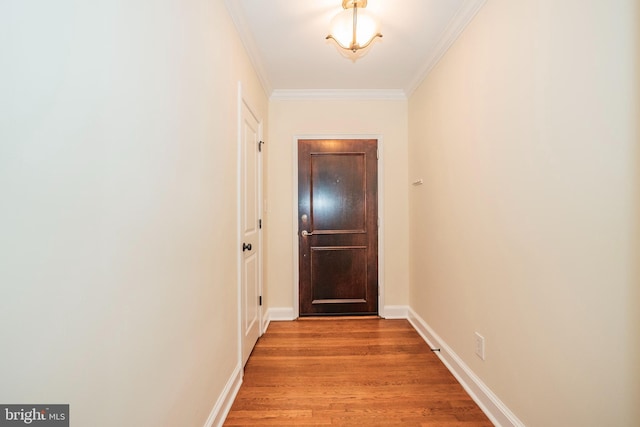 entryway featuring crown molding, light wood-style flooring, and baseboards