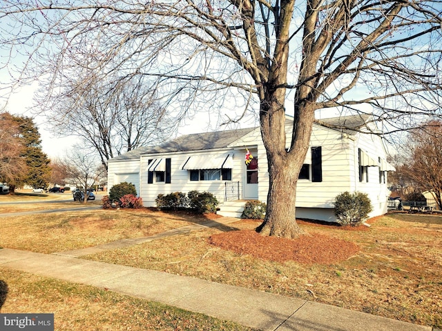 ranch-style house with a front lawn