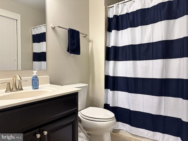 full bath with a shower with shower curtain, vanity, and toilet