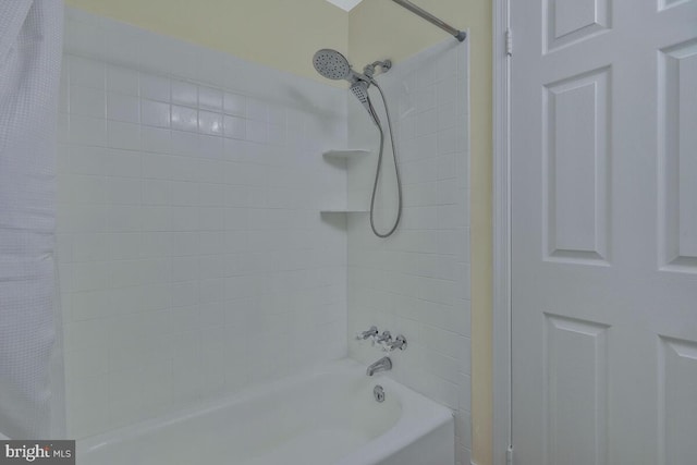 bathroom with shower / tub combo