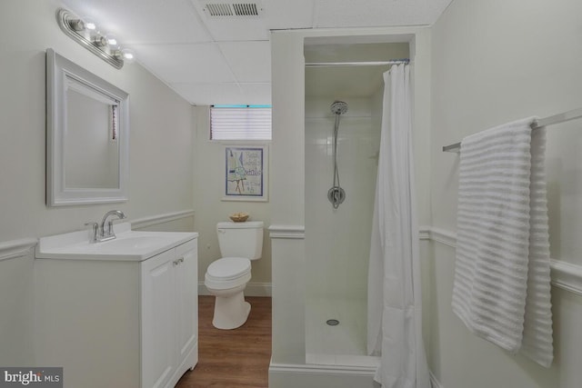 full bath featuring visible vents, toilet, curtained shower, wood finished floors, and vanity