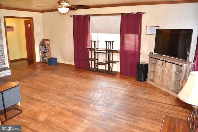 living room featuring crown molding, a ceiling fan, and wood finished floors