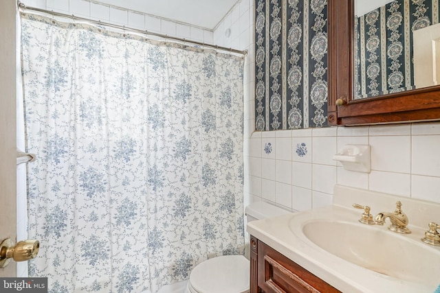 full bathroom featuring a shower with curtain, tile walls, toilet, and vanity