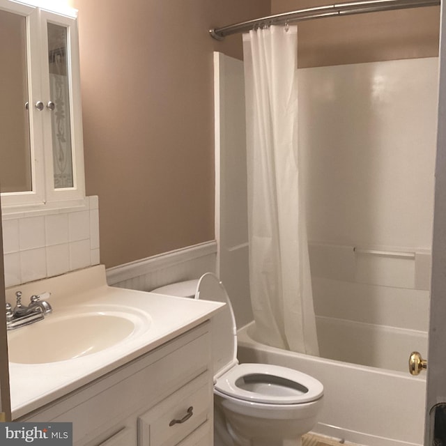 full bath featuring decorative backsplash, shower / tub combo with curtain, vanity, and toilet