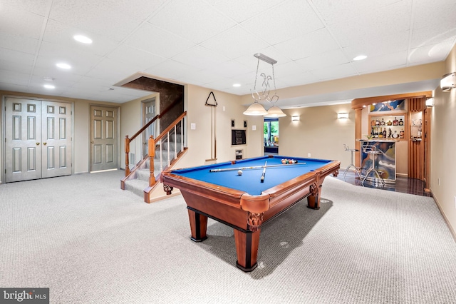 game room featuring carpet, a dry bar, recessed lighting, pool table, and a drop ceiling