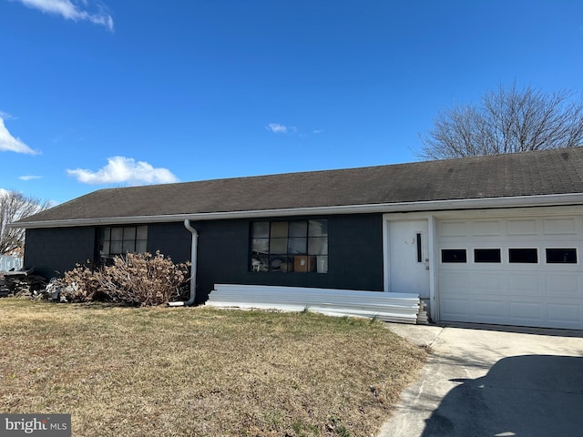 view of front facade featuring driveway, roof with shingles, an attached garage, and a front yard