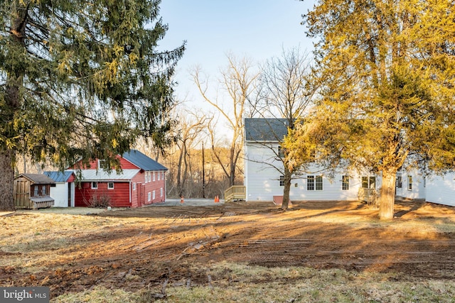 view of yard featuring an outdoor structure