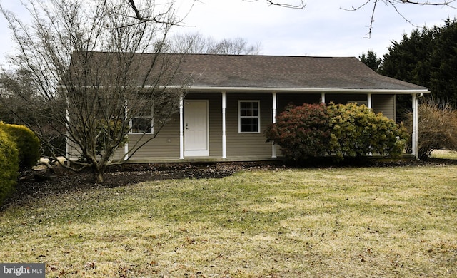 ranch-style home with a front lawn and a shingled roof