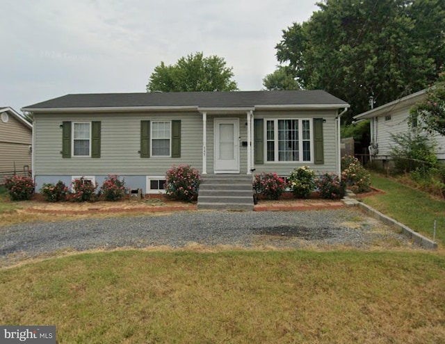 view of front of home featuring a front yard and gravel driveway