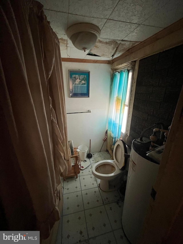 full bath with curtained shower, toilet, and tile patterned floors