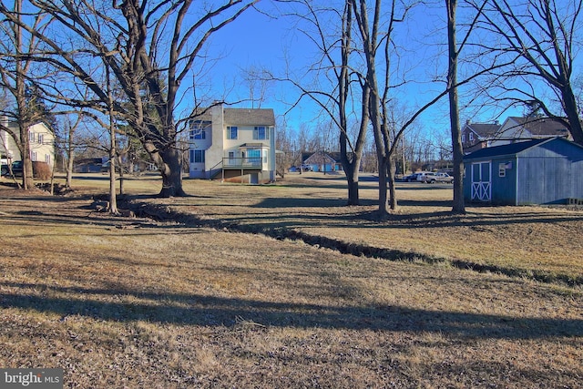 view of yard featuring an outbuilding