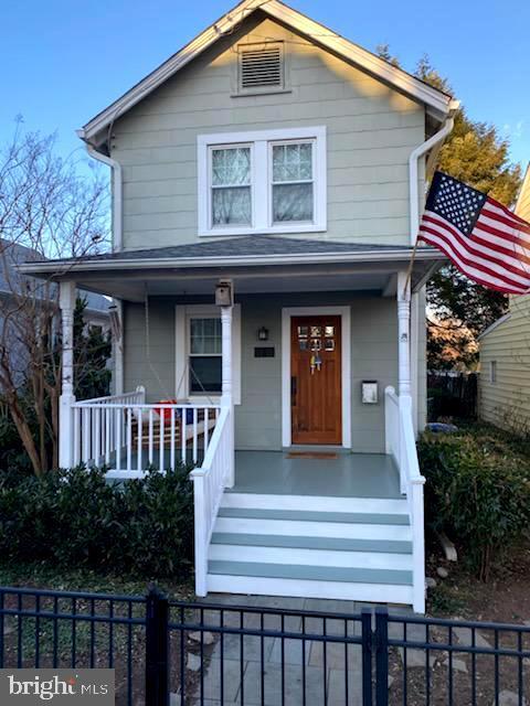 view of front of home featuring a fenced front yard and covered porch