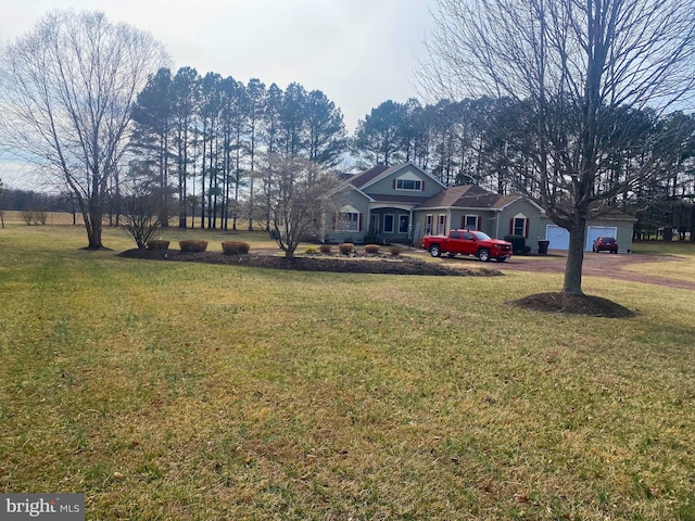 view of front of property featuring a front yard