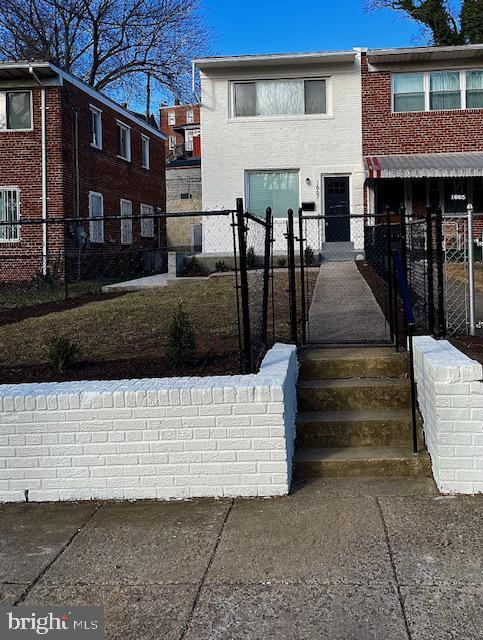 view of front facade with a fenced front yard