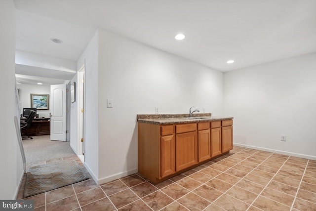 bar with light tile patterned flooring, baseboards, a sink, and recessed lighting