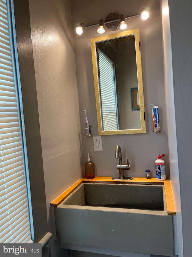 bathroom featuring a sink