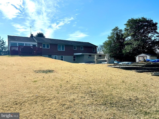 view of yard with an outbuilding