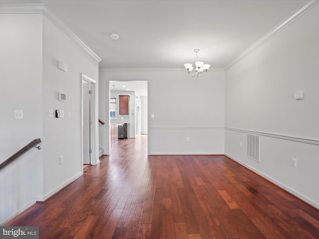 unfurnished room featuring dark wood-style flooring, visible vents, an inviting chandelier, ornamental molding, and baseboards