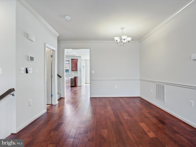 unfurnished room featuring dark wood-type flooring, visible vents, a notable chandelier, and crown molding