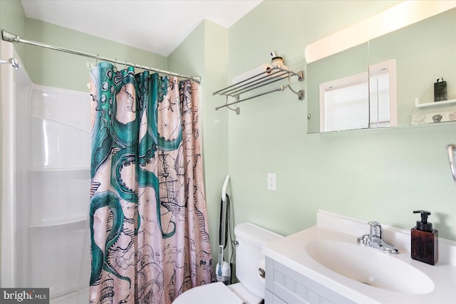 full bathroom featuring a shower with shower curtain, vanity, and toilet