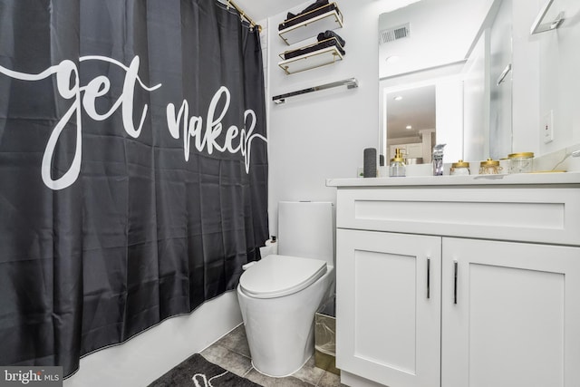 bathroom with toilet, vanity, visible vents, and shower / tub combo with curtain