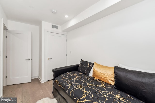 bedroom featuring visible vents, wood finished floors, and recessed lighting